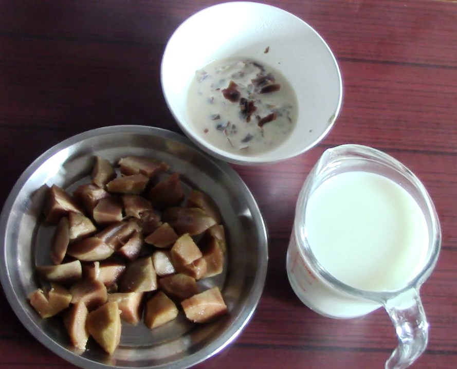 Ingredients for making Chikoo & Dates MilkShake | Sugar Free Drink Recipe