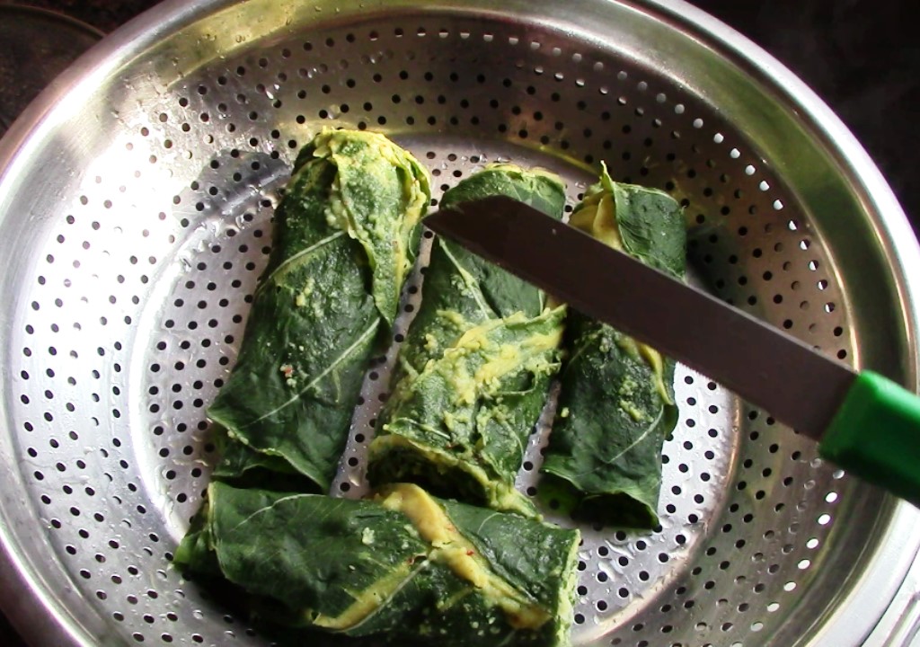 Arbi leaves pakoda recipe/ Arbi Patra / Colocasia leaves fritters 