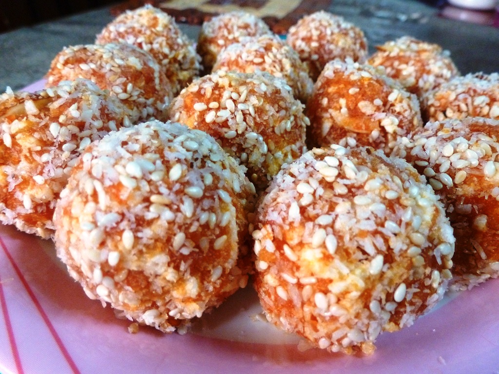 5 Easy & Healthy Sweetdish For Navratri Festival Under 15 Minutes-Carrot paneer ladoo
