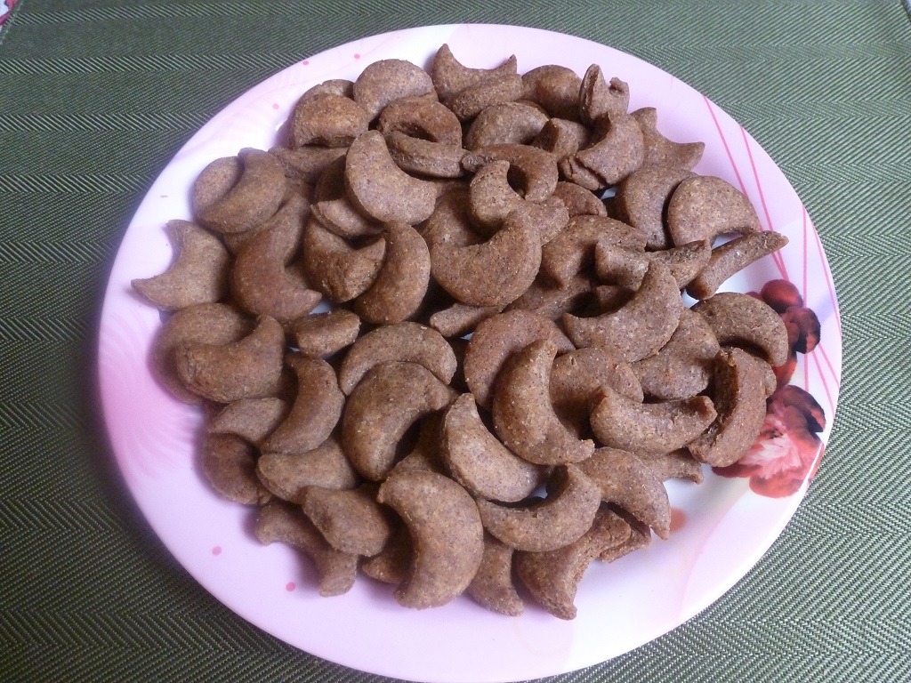 Crispy Kaju Namkeen Recipe Made with Wheat Flour and Ragi 